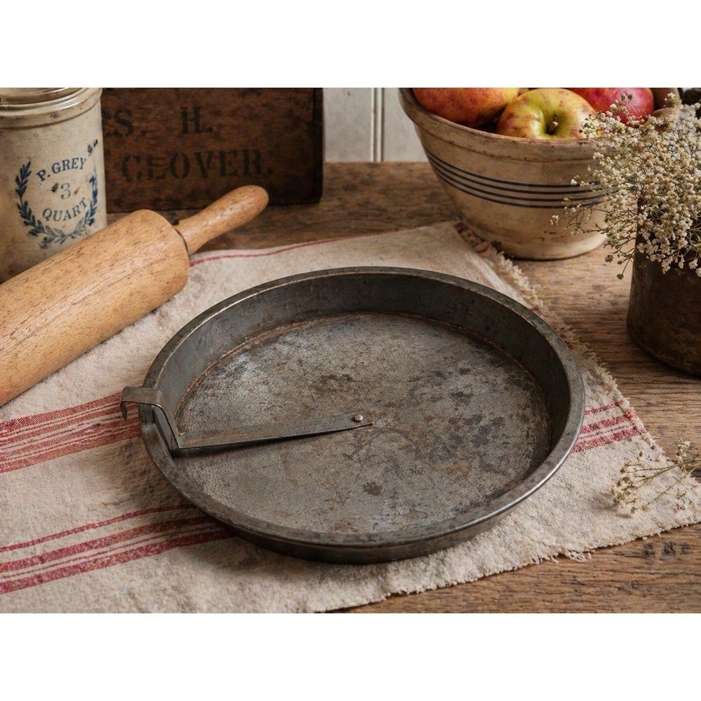 VTG 10" Metal Pie Plate w/ Built-In Lifter Handle Rustic Farmhouse Cottage 9"